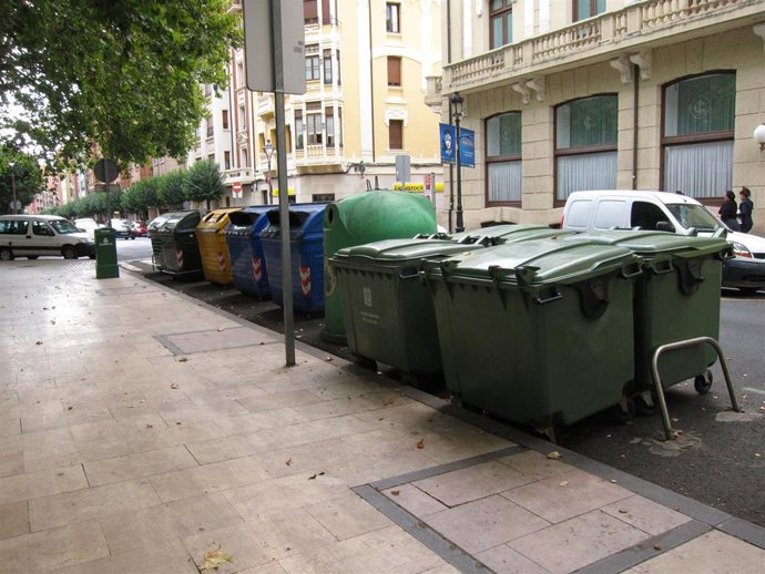 Archivo - Contenedores en una calle de Logroño
