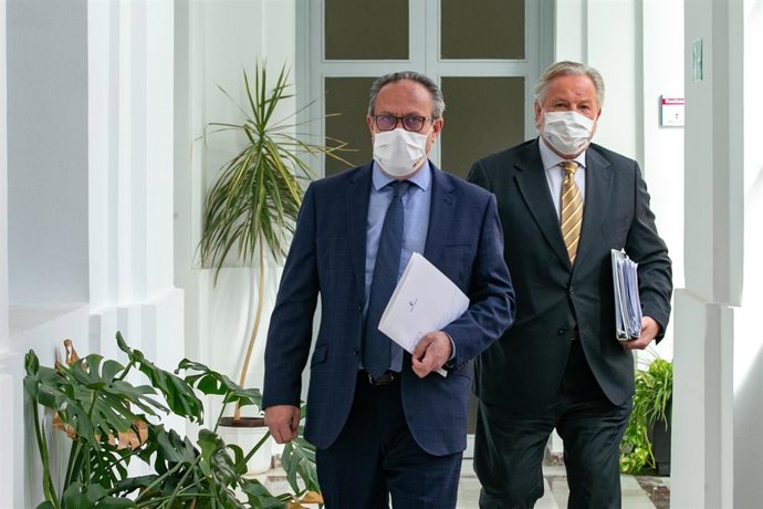 El consejero de Hacienda y Administraciones Públicas, Juan Alfonso Ruiz Molina, junto al director general de Función Pública, José Narváez.