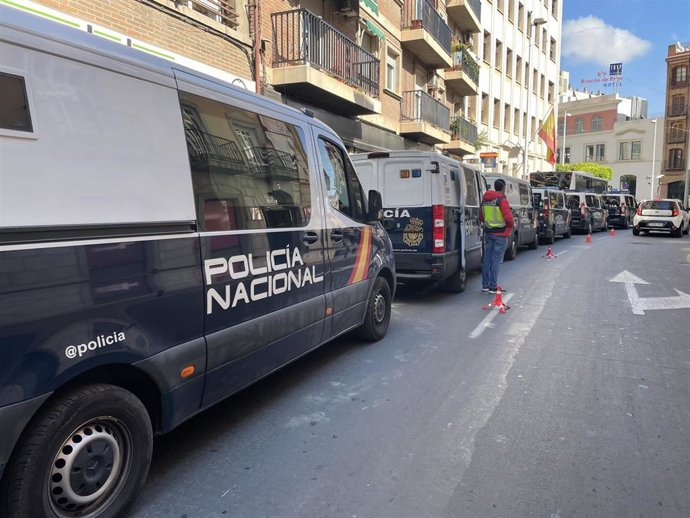 Furgonetas de la Policía Nacional, durante el operativo