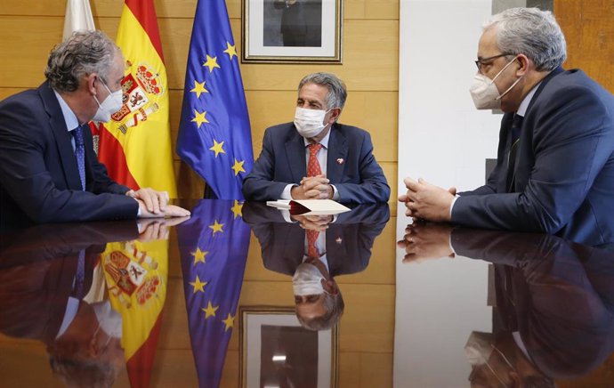 El presidente de Cantabria, Miguel Ángel Revilla, recibe al presidente del Consejo General de Colegios Oficiales de Médicos de España, Tomás Cobo.