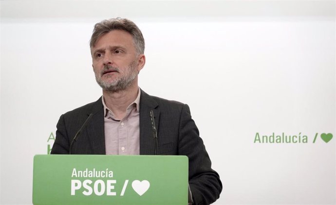 El portavoz parlamentario del PSOE-A, José Fiscal, en rueda de prensa.