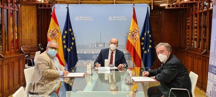 El ministro de Justicia, Juan Carlos Campo, y los secretarios generales de STAJ y CCOO, Vicente Navarro y Luis Calero, respectivamente, en la firma de un acuerdo para regular el teletrabajo en el sector.