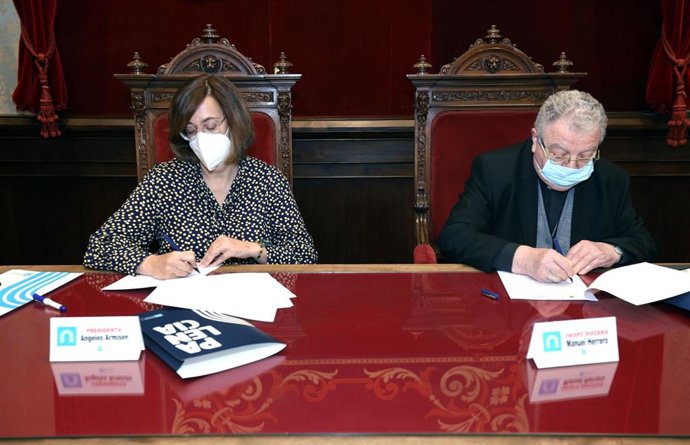 Armisén y Herrero durante la firma del acuerdo.