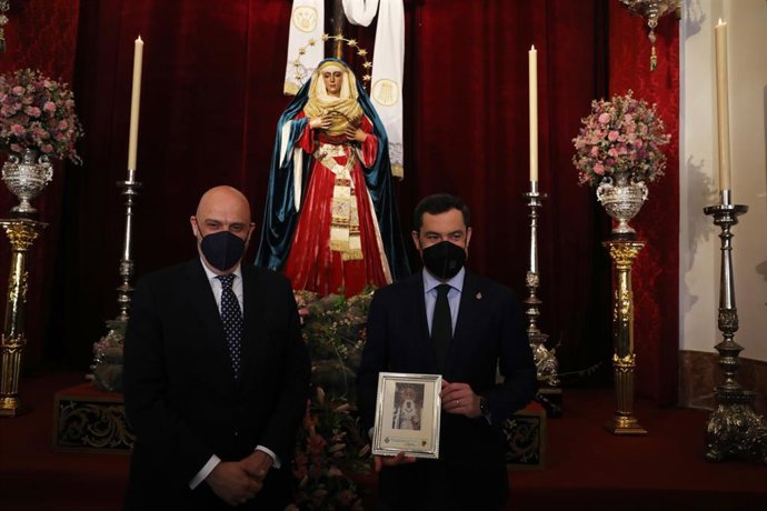 El presidente de la Junta de Andalucía, Juanma Moreno, visita la capilla de los Marineros en Sevilla