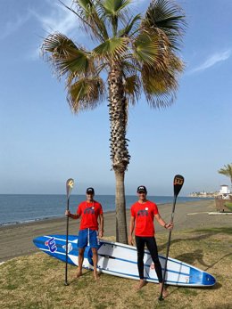 Presentación del desafío que llevarán a cabo Carlos Rumbado y Carlos Toro, dos deportistas malagueños que recorrerán los 180 kilómetros de la senda litoral en paddle surf y corriendo durante cuatro días
