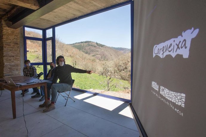 El cineasta Óliver Laxe (d) durante la presentación del proyecto audiovisual 'Gandería Heroica', en Navia de Suarna, Lugo, Galicia (España), a 15 de marzo de 2021. Laxe, director de la premiada O que arde ha hecho la presentación junto a los ganaderos