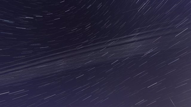 Rastros causados por el quinto despliegue de satélites que componen la constelación Starlink.