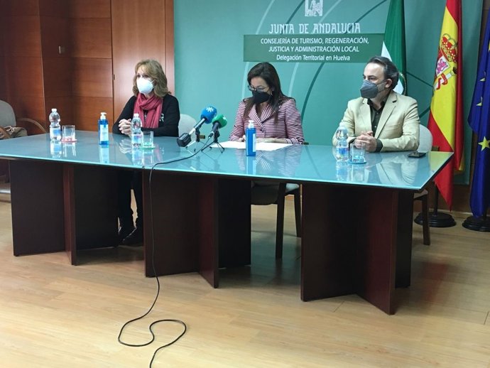 La delegada territorial de Turismo de la Junta en Huelva, María Ángeles Muriel, en rueda de prensa.