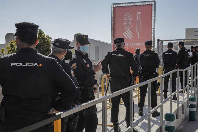 Agentes de Policía Nacional esperando para recibir la vacuna de Astrazeneca en imagen de archivo