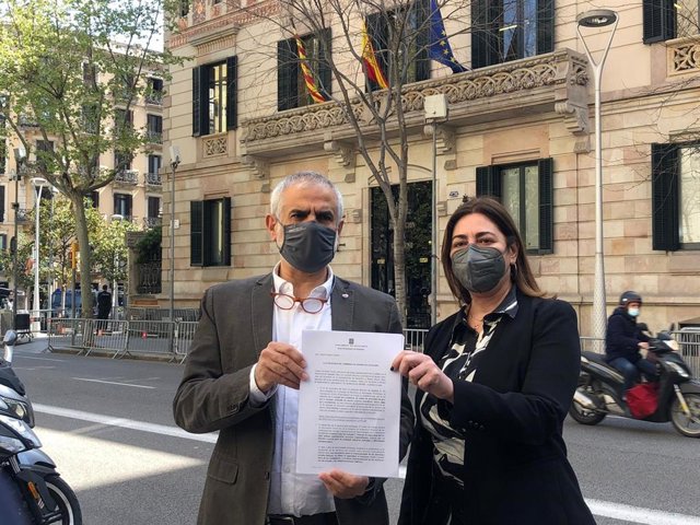 El líder de Cs en Catalunya, Carlos Carrizosa, acude a la Delegación del Gobierno con la presidenta de Cs en el Ayuntamiento de Barcelona, Luz Guilarte, para denunciar la discriminación que creen que sufre la Polícia Nacional y Guardia Civil en Catalunya.