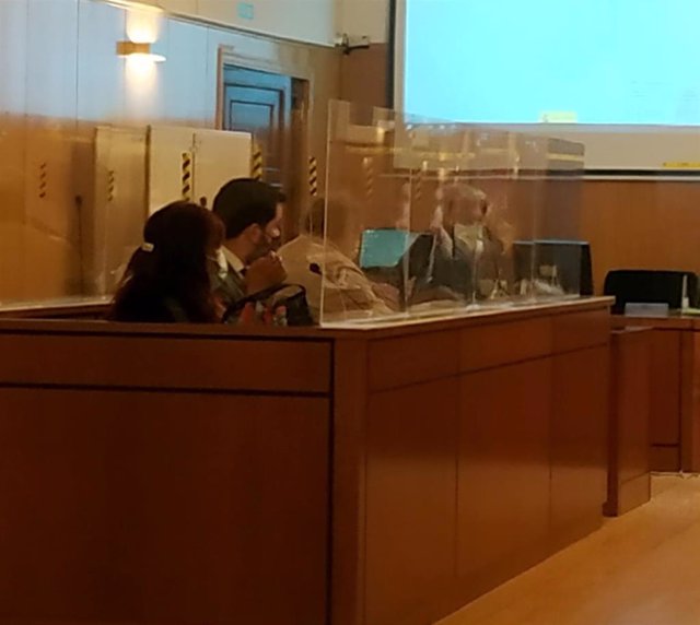 Los acusados y sus letrados durante la primera sesión del juicio en la Audiencia de Valladolid.
