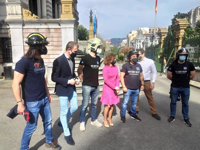 Bomberos y representantes de PP, Cs y Foro