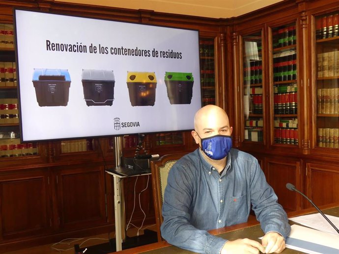 El concejal de Medio Ambiente, Ángel Galindo, presenta los nuevos contenedores