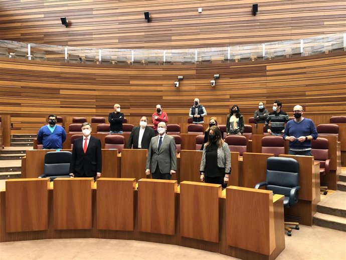 Fotoperiodistas participantes en el Anuario Gráfico 2020 posan en el Hemiciclo de las Cortes junto al presidente de la Cámara, Luis Fuentes (centro de la imágen), y el vicepresidente, Francisco Vázquez (a su derecha).