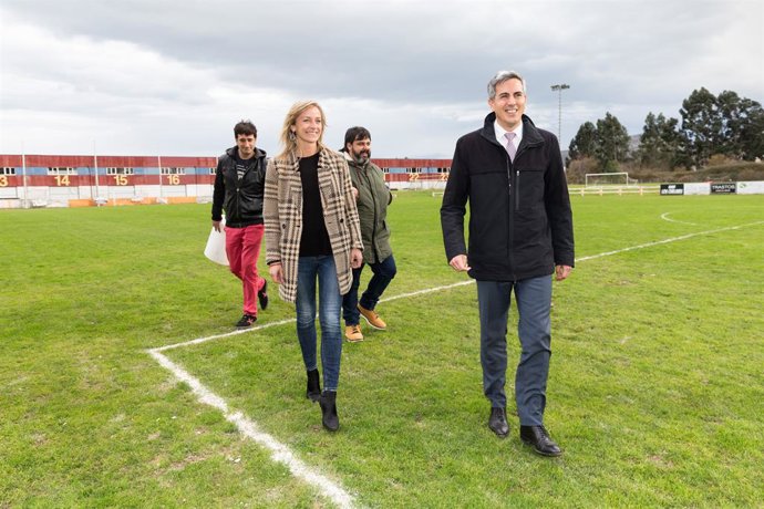 Archivo - El vicepresidente y consejero de Universidades, Igualdad, Cultura y Deporte, Pablo Zuloaga, visita el campo de fútbol de Sámano