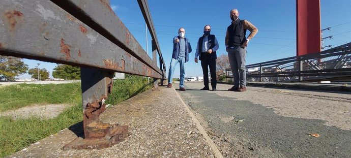 Estado del puente sobre el ferrocarril en Padre Pío