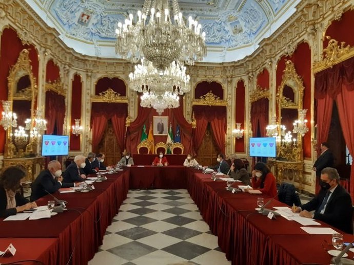 Reyes Maroto reunica con el sector turístico de Cádiz en la Diputación