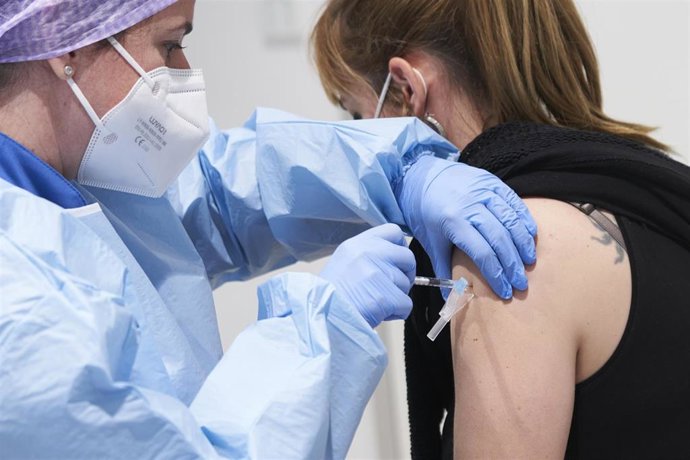 Archivo - Cvirus.- Vacunados con la segunda dosis el 96,3% de residentes y profesionales de centros socio-sanitarios vascos