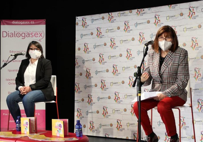 La concejal de Educación, Infancia, Juventud e Igualdad, María Victoria Soto (derecha), presenta la guía y la asesoría sobre sexualidad.