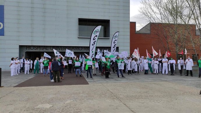 Concentración de trabajadores sanitarios a las puertas del Hospital Universitario Río Hortega.