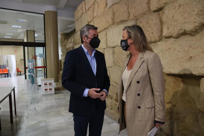 La primera teniente de alcalde delegada de Turismo, Desarrollo Económico, Participación e Igualdad del Ayuntamiento de Córdoba, Isabel Albás, y el delegado de Presidencia y Movilidad, Miguel Ángel Torrico.