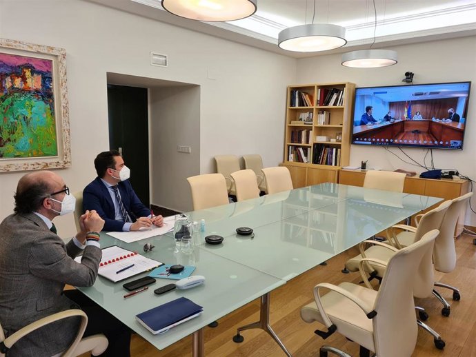 Javier Ortega participa en la reunión de forma telemática.