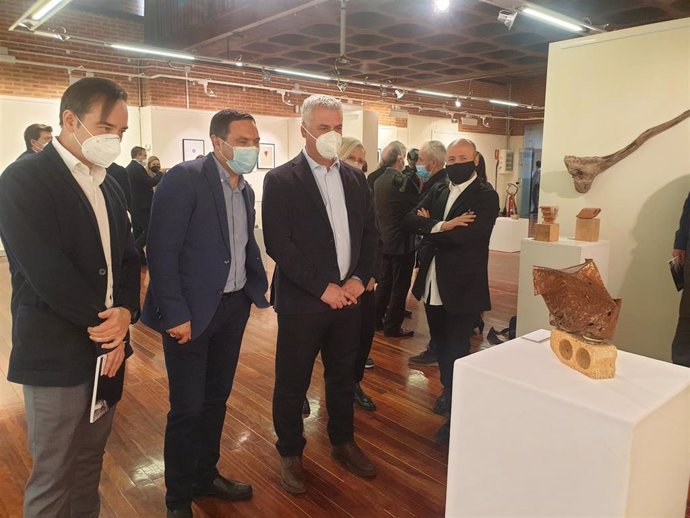 El presidente de la Diputación deGuadalajara, José Luis Vega, y el presidente de la Diputación de Cuenca, Álvaro Martínez Chana, asisten a la inauguración de la exposición 'Desde otra mirada'.