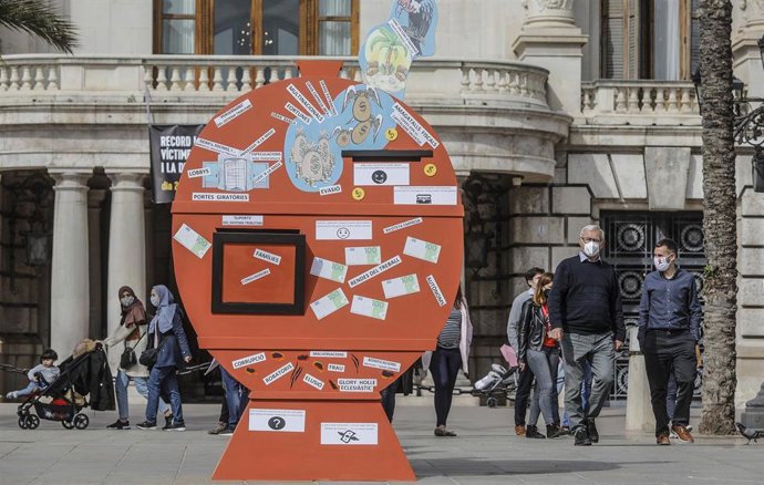 El alcalde de Valncia, Joan Ribó (i), y el vicealcalde, Sergi Campillo (d), durante el acto 'El sistema fiscal se quiebra, la hucha del estado falla', en la Plaza del Ayuntamiento organizado por Campanya per una Justícia Fiscal CV 2021