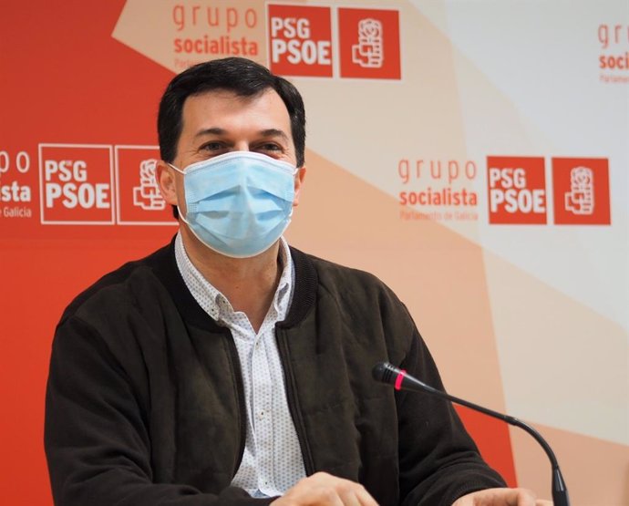 El secretario xeral del PSdeG, Gonzalo Caballero, en rueda de prensa en el Parlamento de Galicia