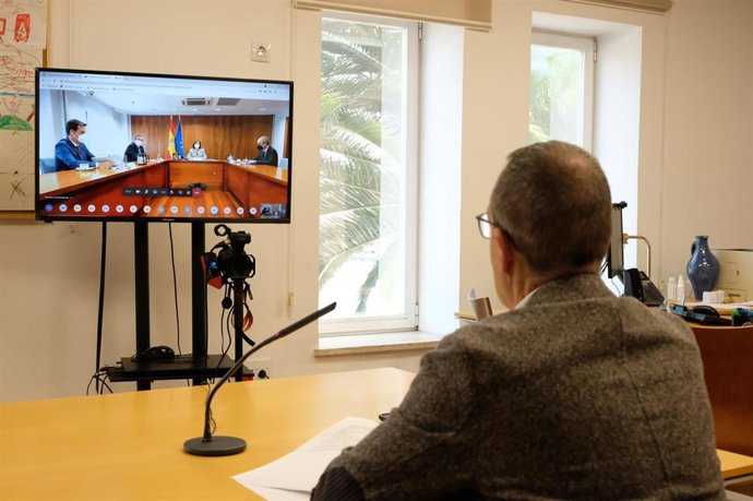 El conseller de Transición Energética, Sectores Productivos y Memoria Democrática, Juan Pedro Yllanes, durante su encuentro con la vicepresidenta del Gobierno Carmen Calvo.