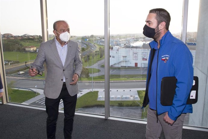 Marcano con el presidente de la Federación de Taxis, Manu Andoni Ruiz.