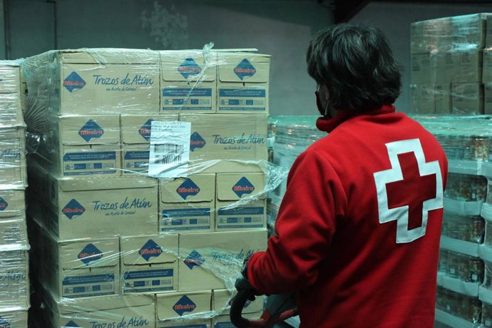 Campaña de distribución de alimentos realizada por Cruz Roja Valladolid.