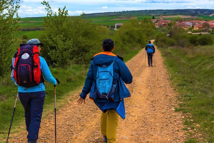 Archivo - Peregrinos a su paso por Agés (Burgos).