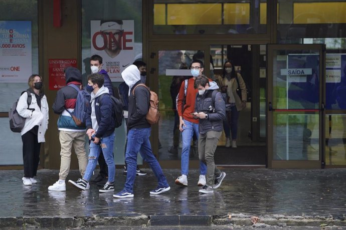 Alumnos salen de la Facultad de Derecho durante el primer día en el que los estudiantes universitarios gallegos vuelven a las aulas, en Santiago de Compostela, A Coruña, Galicia, (España), a 1 de marzo de 2021. Las puertas de las universidades gallegas 