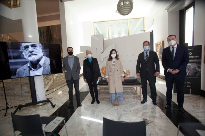 El Parlamento inaugura en Vitoria la exposición 'Izaro-Nestor Basterretxea'