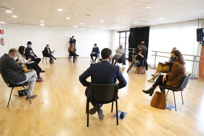 La presidenta del Consell de Mallorca, Catalina Cladera, en la reunión en Art.