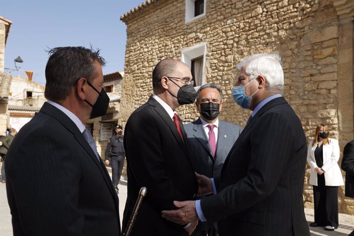 El presidente del Gobierno de Aragón, Javier Lambán (c), conversa a su llegada a la Casa natal de Goya donde recorrerá la exposición Solana Versus Goya. Máscara y simulación en la Casa de Exposiciones de Ignacio Zuloaga, en Fuendetodos, Zaragoza, Arag