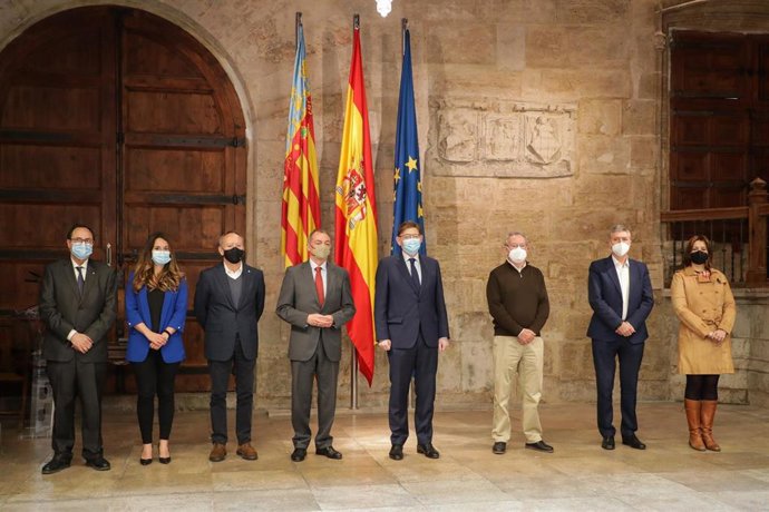 Firma del acuerdo bipartito entre patronal y sindicatos en el Palau de la Generalitat
