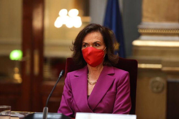 La vicepresidenta primera del Gobierno y ministra de la Presidencia, Relaciones con las Cortes y Memoria Democrática, Carmen Calvo, durante la presentación de la reedición del libro "Las mujeres  parlamentarias en la Legislatura constituyente" en el Día