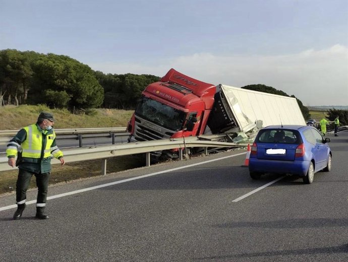 Vuelco d eun camión en Villamarciel.