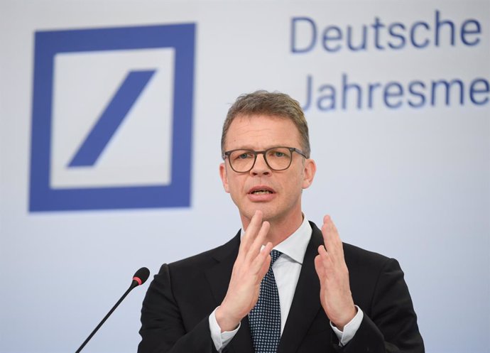 Archivo - FILED - 30 January 2020, Hessen, Frankfurt_Main: Christian Sewing, Chairman of the Management Board of Deutsche Bank, will speak during the annual media conference at the bank's headquarters. Christian Sewing advised companies to Use the coron