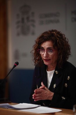 La ministra de Hacienda, María Jesús Montero, durante una rueda de prensa ante los medios, en el Ministerio de Hacienda.