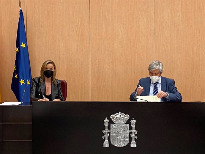 La directora general de Seguridad Jurídica y Fe Pública, Sofía Puente, y el director general del Catastro, Fernando de Aragón, firman un acuerdo sobre representaciones gráficas en documentos notariales.