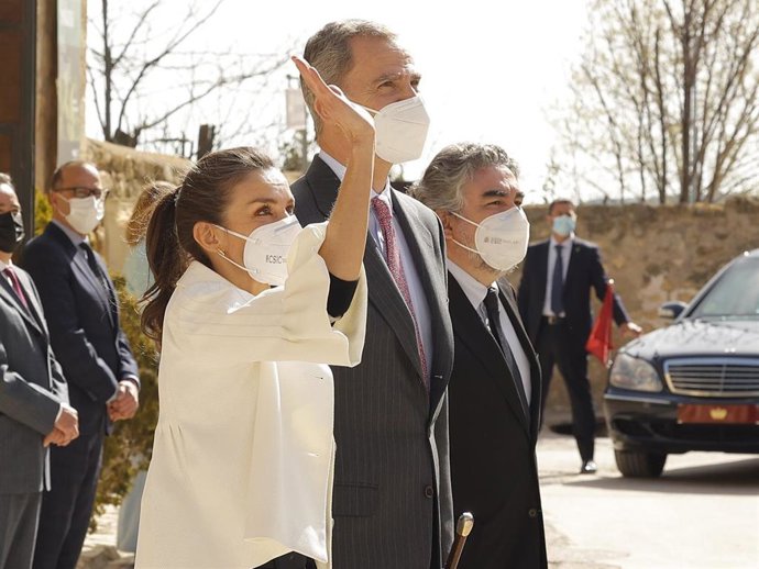 Los Reyes Letizia y Felipe VI saludan a su llegada a la Casa natal de Goya
