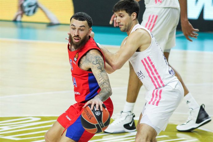 James (CSKA) y Laprovittola (Real Madrid)