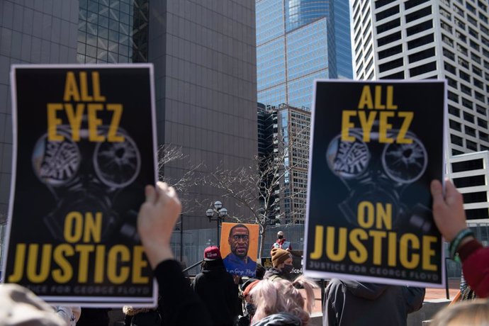28 March 2021, US, Minneapolis: People take part in a protest outside the Hennepin County Courthouse a day before the trial of Minneapolis police Officer Derek Chauvin in the death of George Floyd. Floyd is an African American man killed during an arres