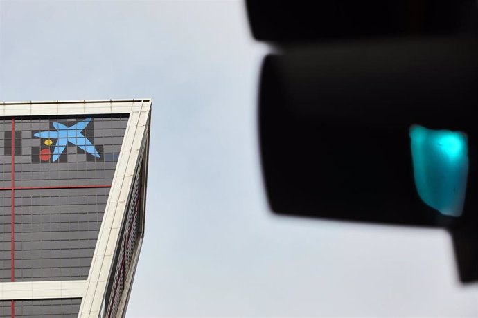 El logo de Caixabank tras la sustitución por el de Bankia en las torres Kio, en Madrid (España).