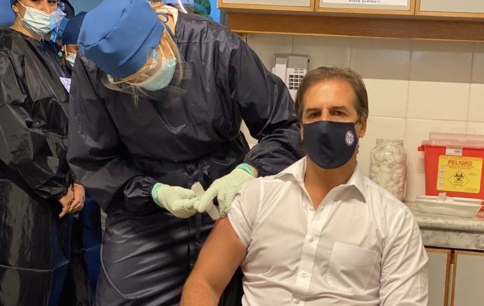 El presidente de Uruguay, Luis Lacalle Pou, recibe la primera dosis de la vacuna contra la COVID-19.