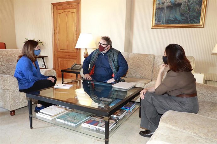 Francina Armengol recibe en Consolat de Mar al compositor Joan Valent.
