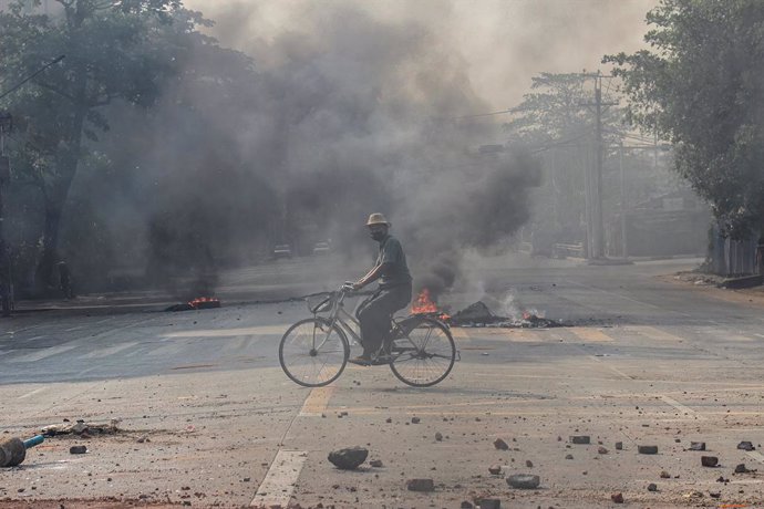 Barricadas de neumáticos incendiados durante las protestas y manifestaciones contra el golpe de Estado en  Rangún, Birmania
